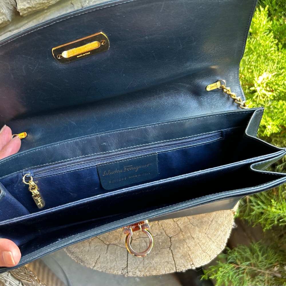 Vintage Salvatore FERRAGAMO navy blue leather crossbody clutch gold chain strap. - Picture 4 of 16